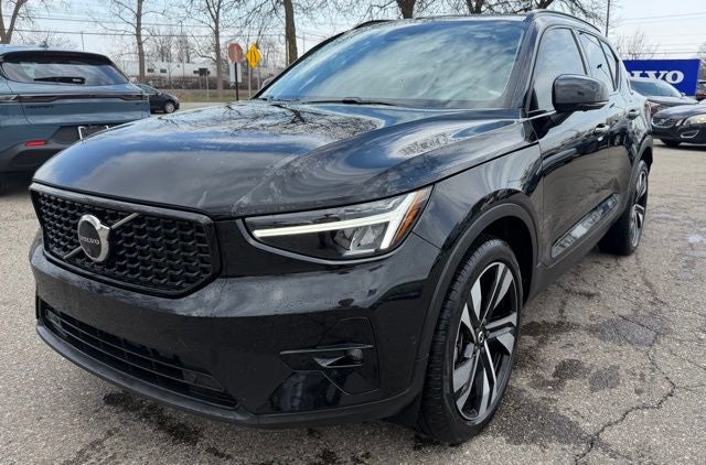 2023 Volvo XC40 B5 Plus Dark Theme