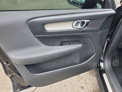 2023 Volvo XC40 B5 Plus Dark Theme