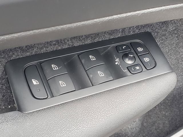 2023 Volvo XC40 B5 Plus Dark Theme