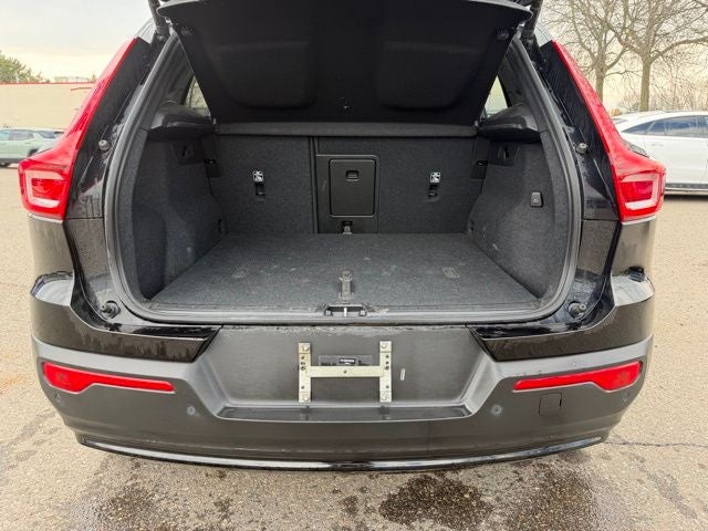 2023 Volvo XC40 B5 Plus Dark Theme