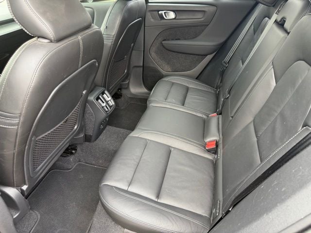 2023 Volvo XC40 B5 Plus Dark Theme