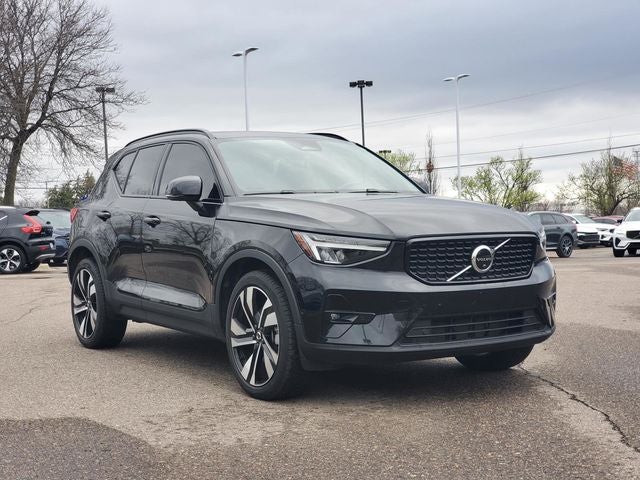 2023 Volvo XC40 B5 Plus Dark Theme