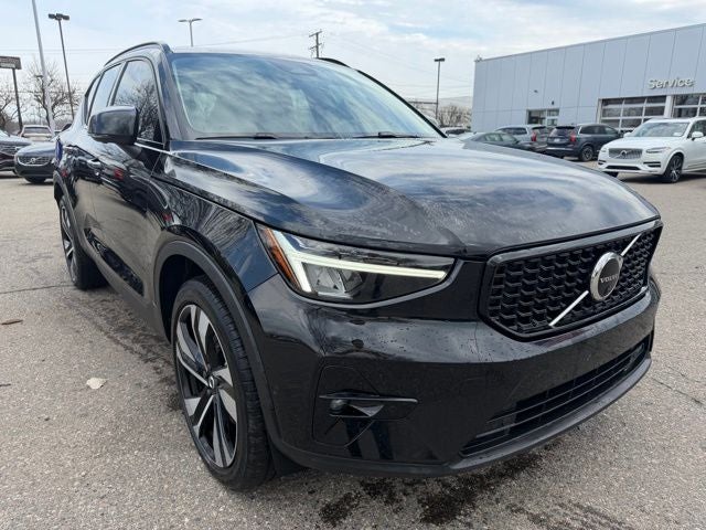 2023 Volvo XC40 B5 Plus Dark Theme
