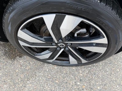 2023 Volvo XC40 B5 Plus Dark Theme