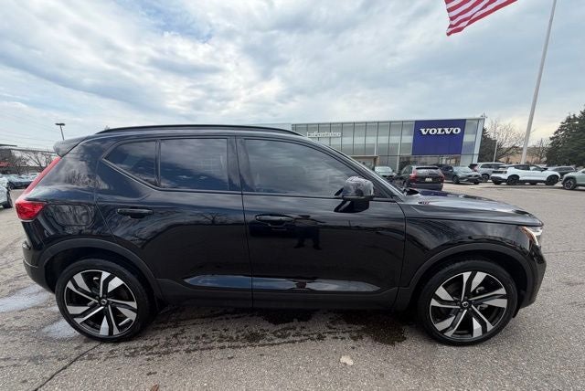 2023 Volvo XC40 B5 Plus Dark Theme