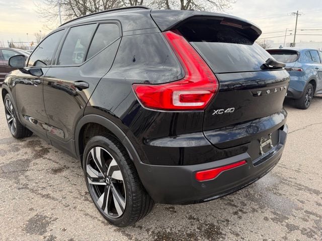 2023 Volvo XC40 B5 Plus Dark Theme