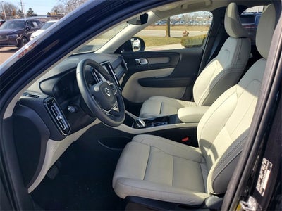 2023 Volvo XC40 B5 Plus Dark Theme