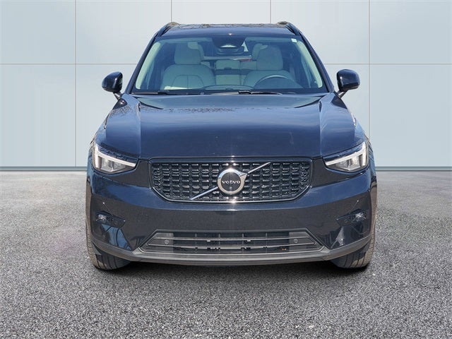 2023 Volvo XC40 B5 Plus Dark Theme