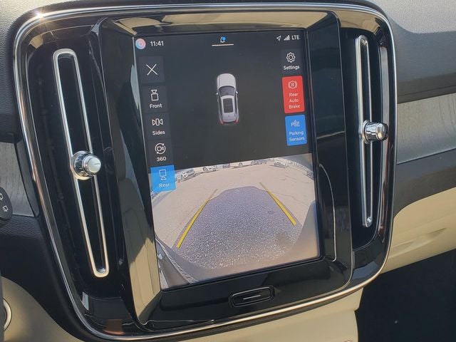 2023 Volvo XC40 B5 Plus Dark Theme