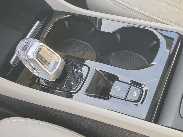 2023 Volvo XC40 B5 Plus Dark Theme