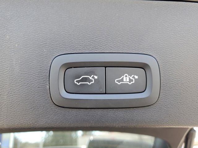 2023 Volvo XC40 B5 Plus Dark Theme