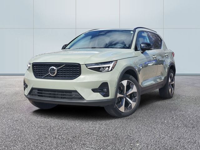 2023 Volvo XC40 B5 Plus Dark Theme