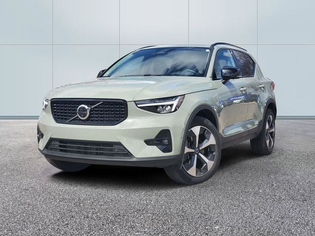 2023 Volvo XC40 B5 Plus Dark Theme