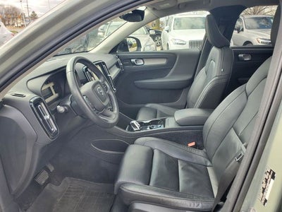 2023 Volvo XC40 B5 Plus Dark Theme