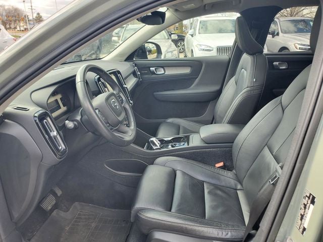 2023 Volvo XC40 B5 Plus Dark Theme