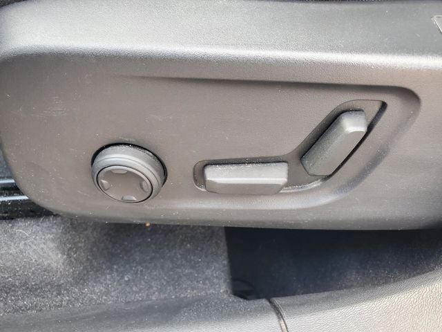 2023 Volvo XC40 B5 Plus Dark Theme