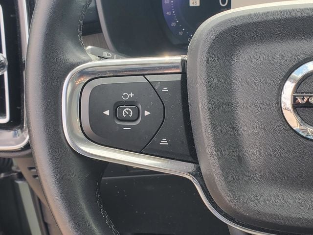 2023 Volvo XC40 B5 Plus Dark Theme