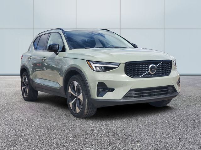 2023 Volvo XC40 B5 Plus Dark Theme