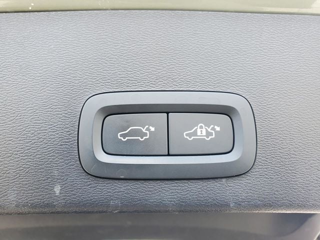 2023 Volvo XC40 B5 Plus Dark Theme