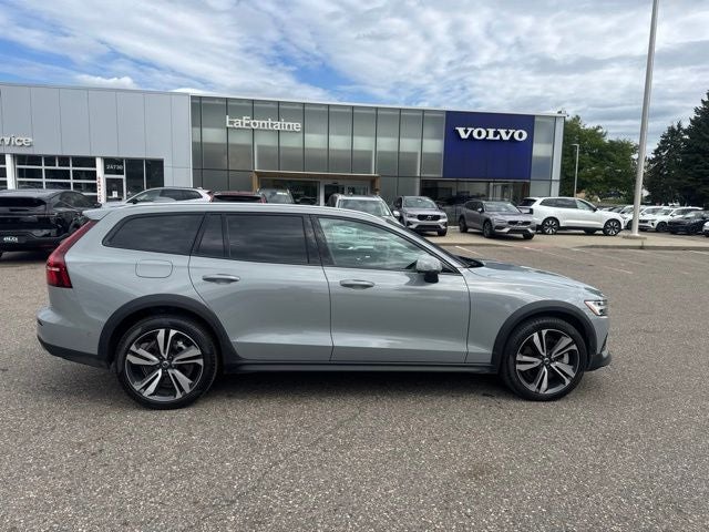 2025 Volvo V60 Cross Country B5 Plus