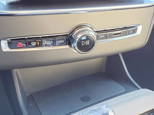 2026 Volvo XC90 B5 Plus