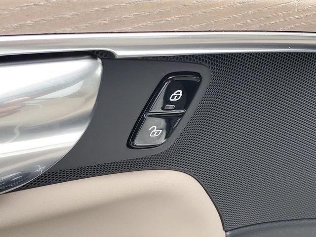 2026 Volvo XC90 B5 Plus