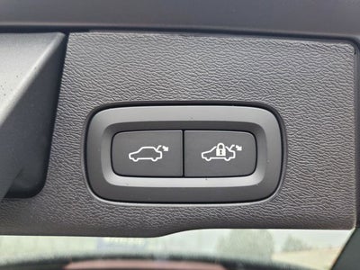 2026 Volvo XC60 B5 Ultra Black Edition