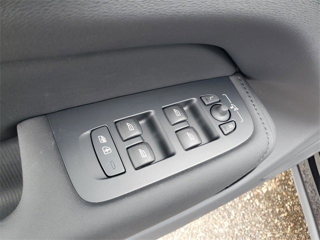 2026 Volvo XC60 B5 Ultra Black Edition