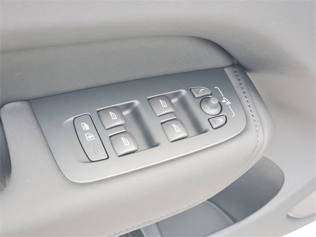 2026 Volvo XC60 B5 Ultra Black Edition