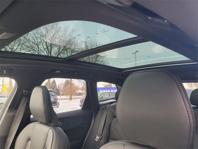 2026 Volvo XC60 B5 Ultra Black Edition