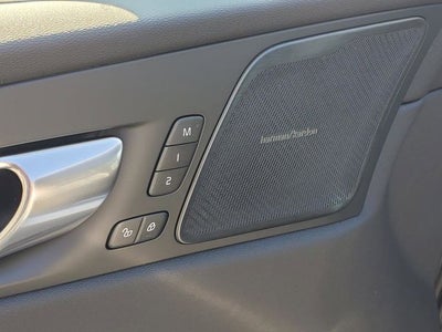 2026 Volvo XC60 B5 Ultra Black Edition
