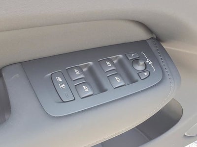 2026 Volvo XC60 B5 Ultra Black Edition