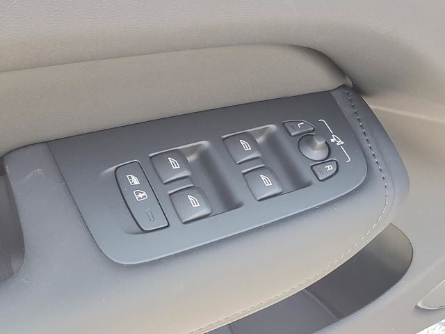 2026 Volvo XC60 B5 Ultra Black Edition