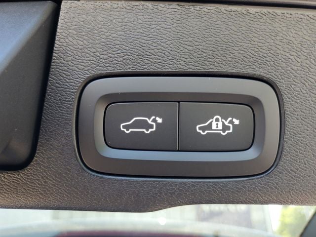2026 Volvo XC60 B5 Ultra Black Edition