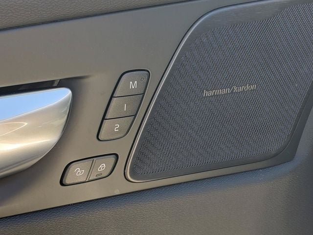 2026 Volvo XC60 B5 Ultra Black Edition