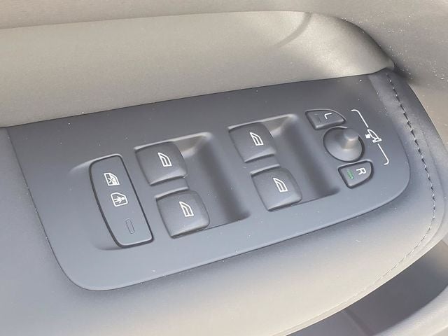 2026 Volvo XC60 B5 Ultra Black Edition