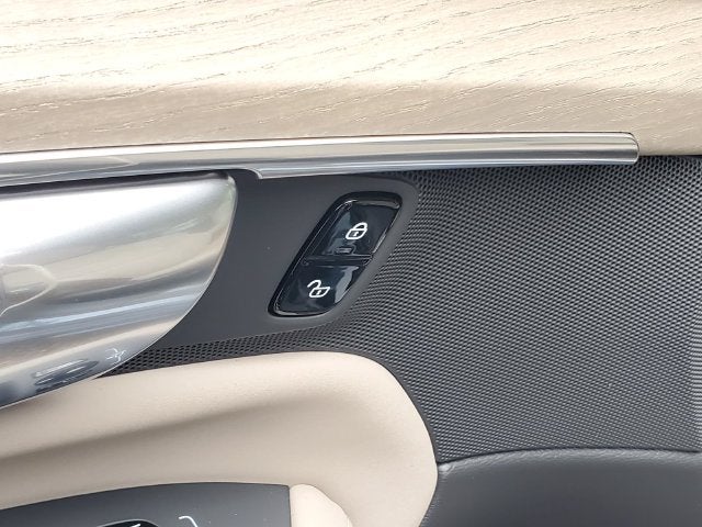 2027 Volvo XC90 B5 Plus