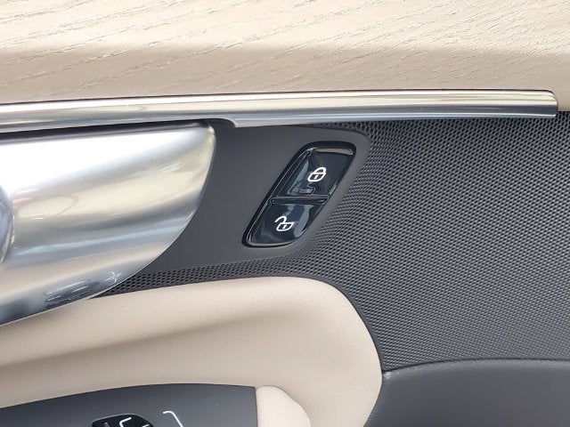 2027 Volvo XC90 B5 Core