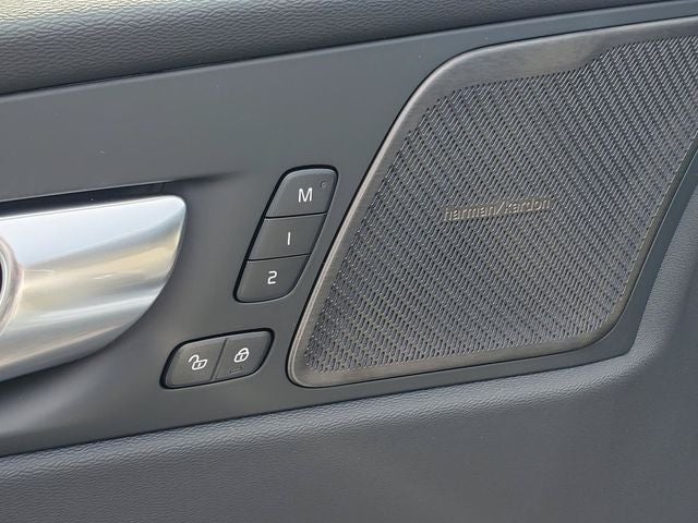 2027 Volvo XC60 B5 Plus