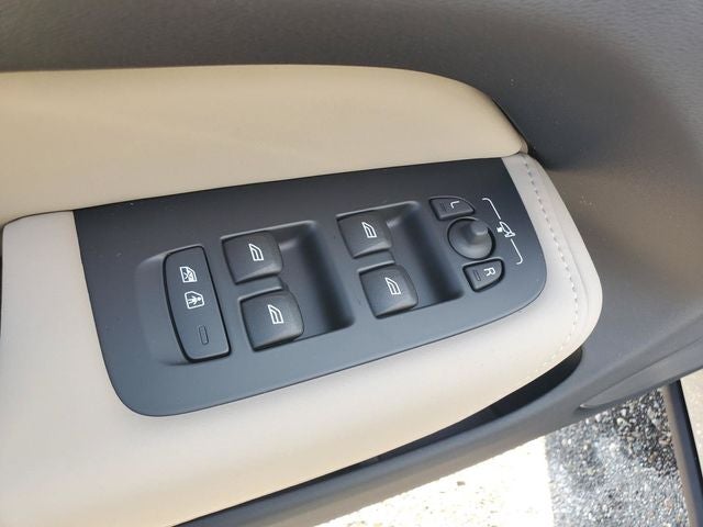 2027 Volvo XC60 B5 Core