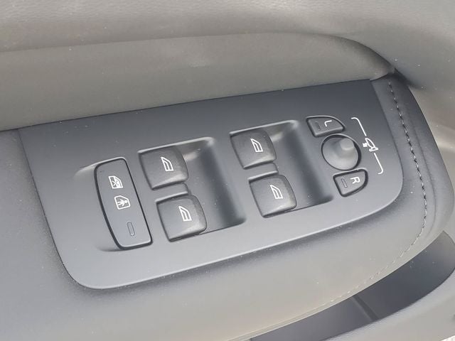 2027 Volvo XC60 B5 Core