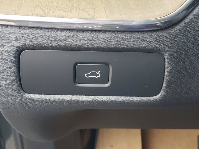 2027 Volvo XC60 B5 Ultra