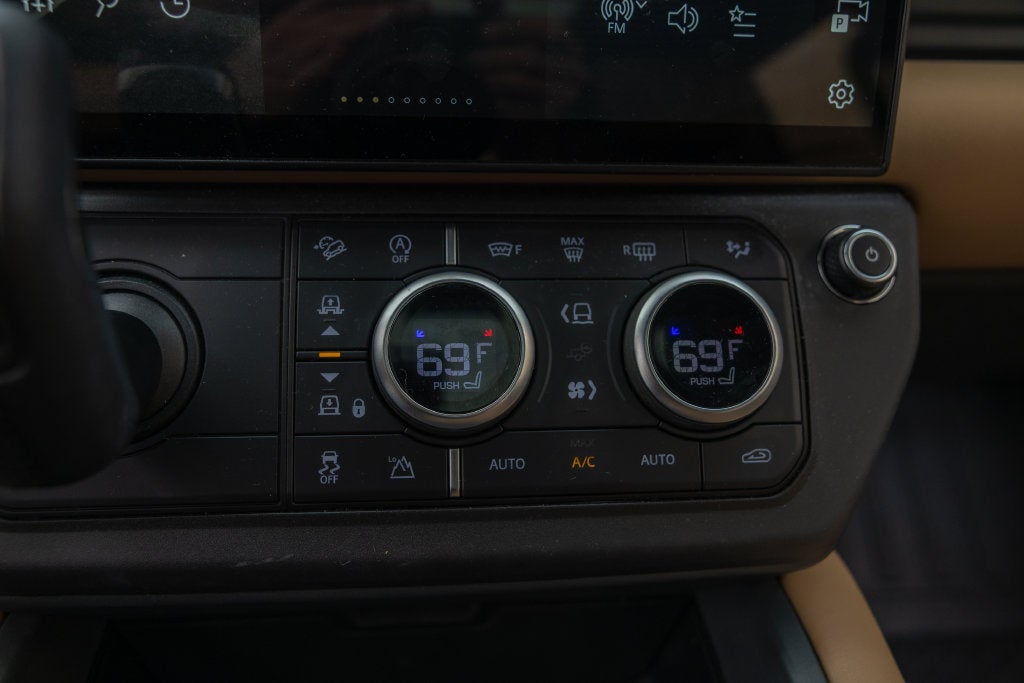 2026 Land Rover Defender 110 X-Dynamic SE