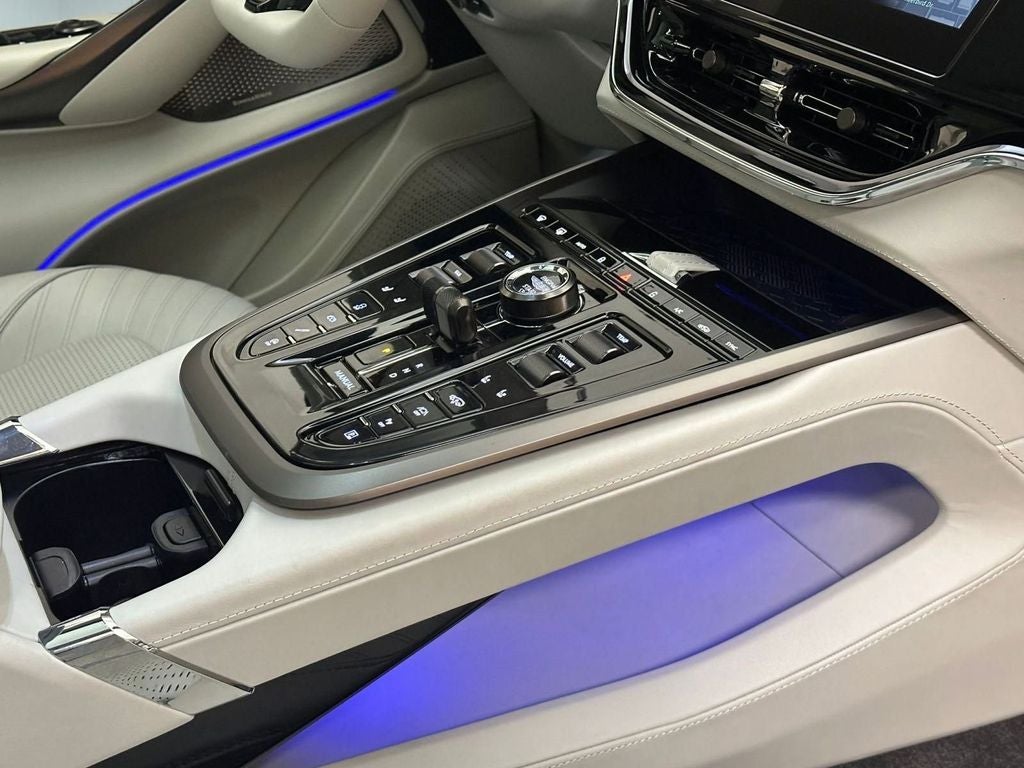 2025 Aston Martin DBX 707