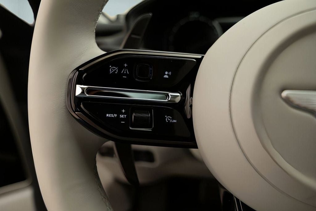 2025 Aston Martin DBX 707