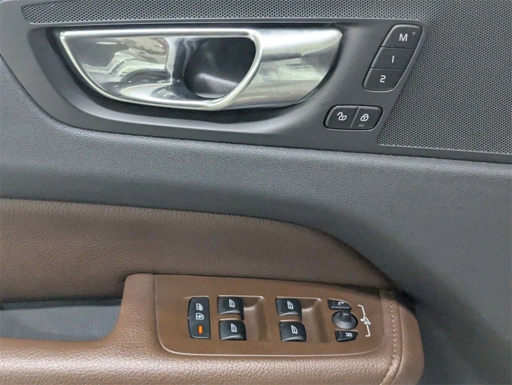 2022 Volvo XC60 B5 Momentum