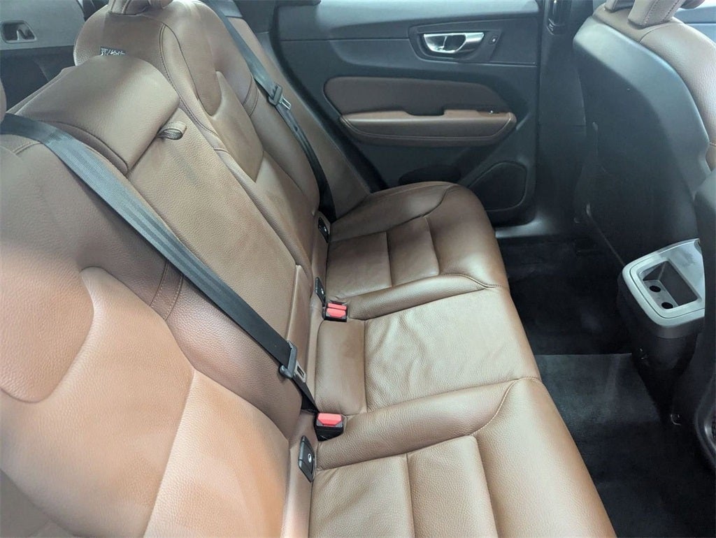 2022 Volvo XC60 B5 Momentum