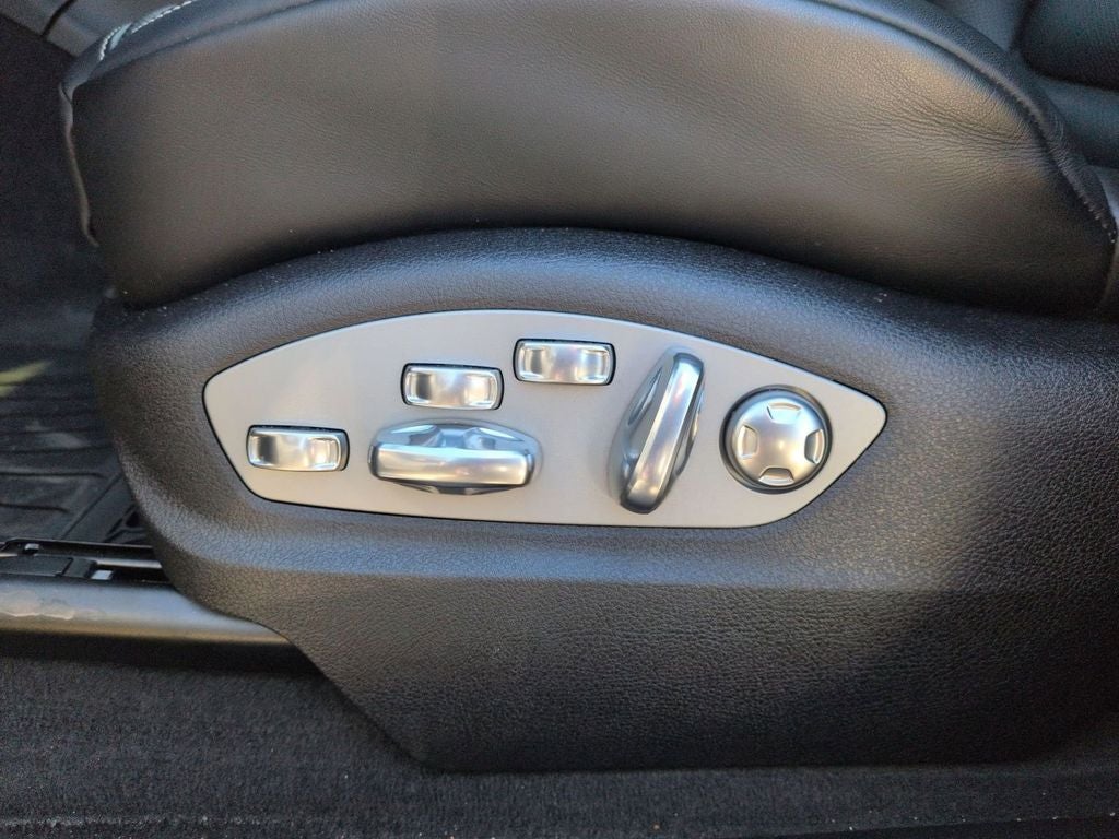 2025 Porsche Macan T