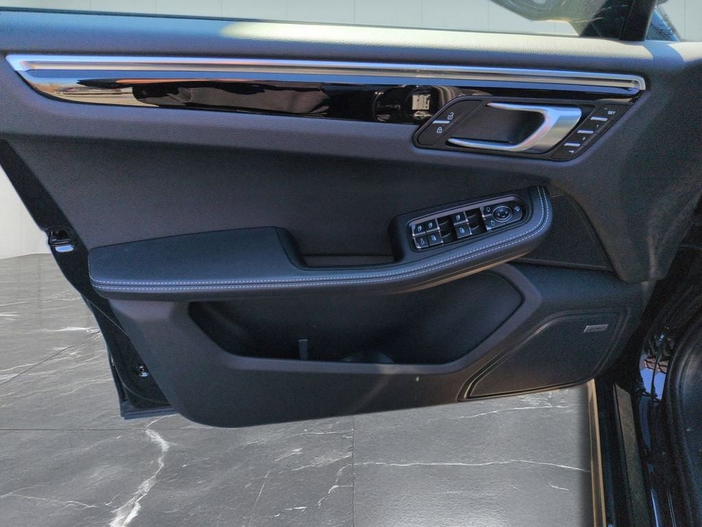 2025 Porsche Macan T