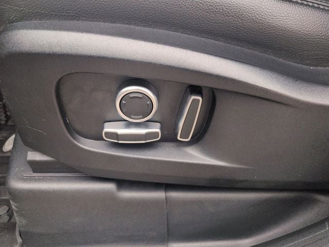 2023 Land Rover Defender 130 SE